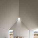 Interior de arquitectura minimalista com tecto inclinado em madeira - TIR e ROI na promoção imobiliária